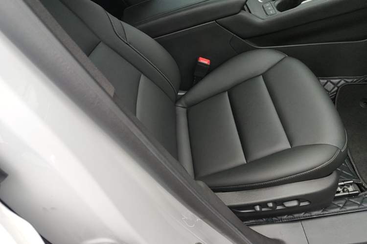 Used Cadillac XT4 2024 28T Two-Wheel-Drive Luxury Version Right Front Seat