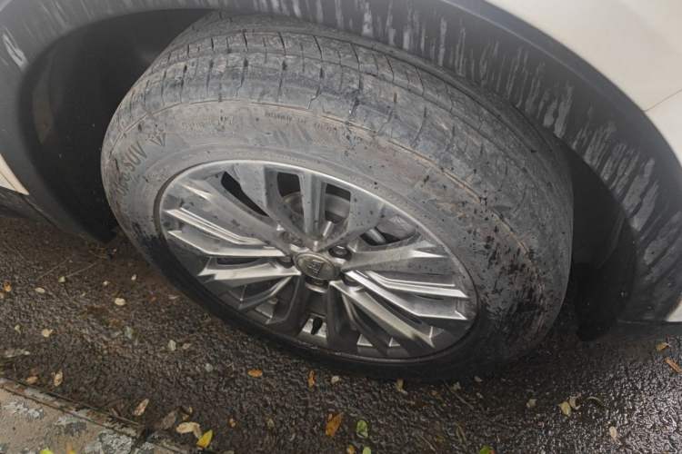 Used Cadillac XT4 2024 28T Two-Wheel-Drive Luxury Version Right Front Wheel Hub
