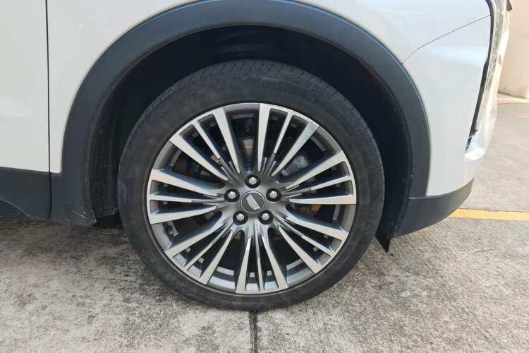 Used Cadillac XT4 2024 28T Two-Wheel-Drive Prestige Version Right Front Wheel Hub