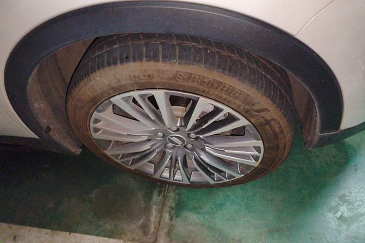 Used Cadillac XT4 2024 28T Two-Wheel-Drive Prestige Version Right Front Wheel Hub