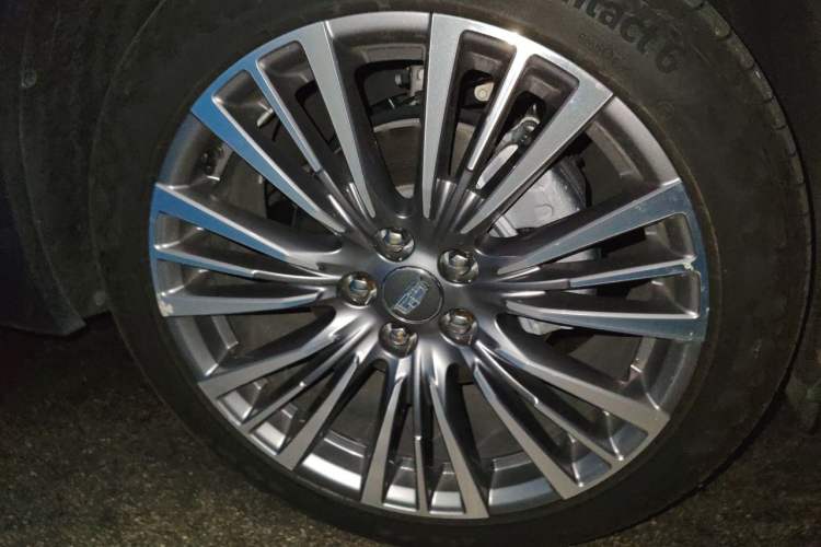 Used Cadillac XT4 2024 28T Two-Wheel-Drive Prestige Version Right Front Wheel Hub
