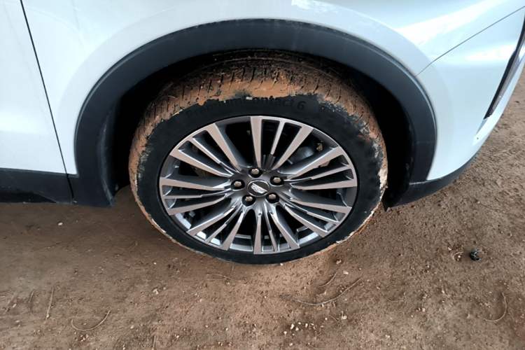 Used Cadillac XT4 2024 28T Two-Wheel-Drive Prestige Version Right Front Wheel Hub