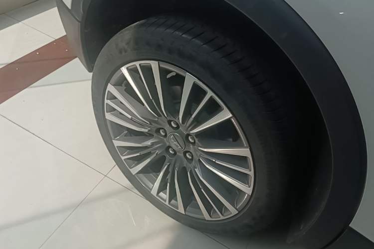 Used Cadillac XT4 2024 28T Two-Wheel-Drive Prestige Version Right Rear Wheel Hub