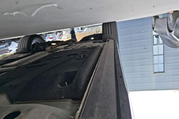 Used Cadillac XT4 2024 28T Two-Wheel-Drive Prestige Version Right Side Sill