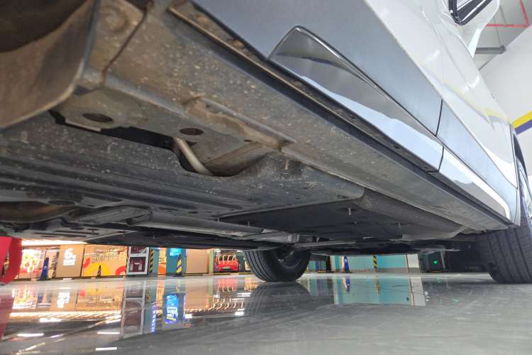 Used Cadillac XT4 2024 28T Two-Wheel-Drive Luxury Version Right Side Sill