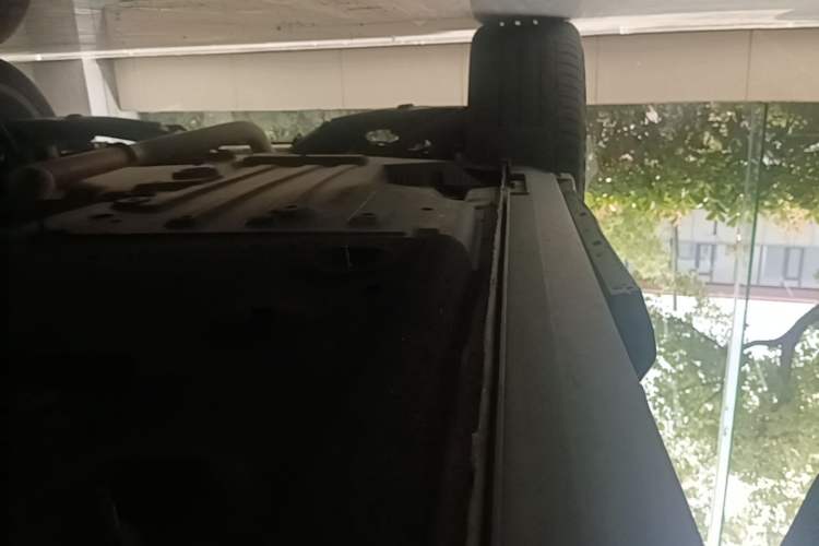 Used Cadillac XT4 2024 28T Two-Wheel-Drive Prestige Version Right Side Sill