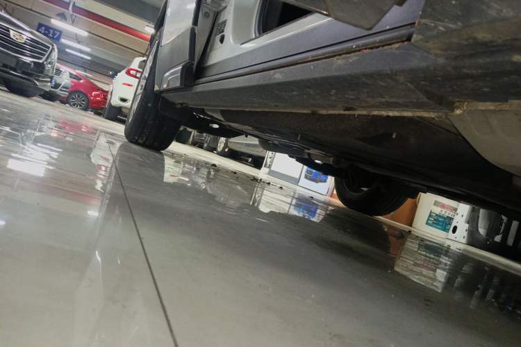 Used Cadillac XT4 2024 28T Two-Wheel-Drive Luxury Version Right Side Sill