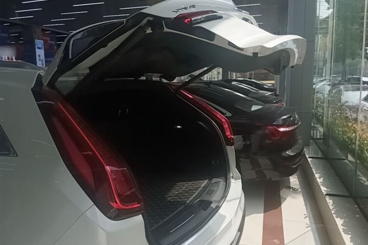 Used Cadillac XT4 2024 28T Two-Wheel-Drive Prestige Version Trunk