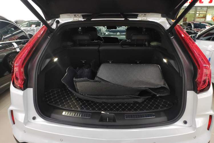 Used Cadillac XT4 2024 28T Two-Wheel-Drive Prestige Version Trunk