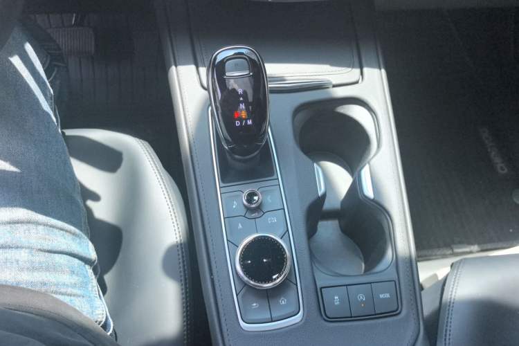 Used Cadillac XT4 2026 Model 28T Luxury Version Gear Lever