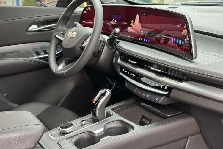 Used Cadillac XT4 2026 Model 28T Luxury Version Interior 5