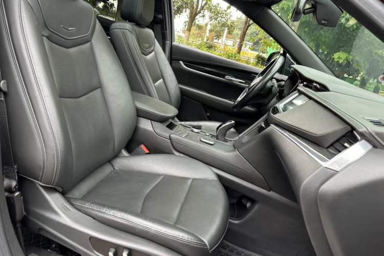 Used Cadillac XT5 2020 28T Luxury Version Interior 13