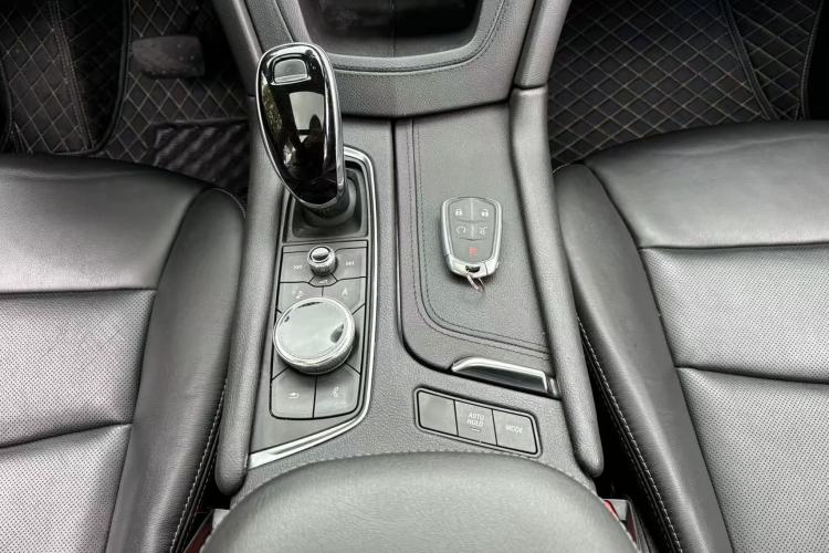 Used Cadillac XT5 2020 28T Luxury Version Interior 8