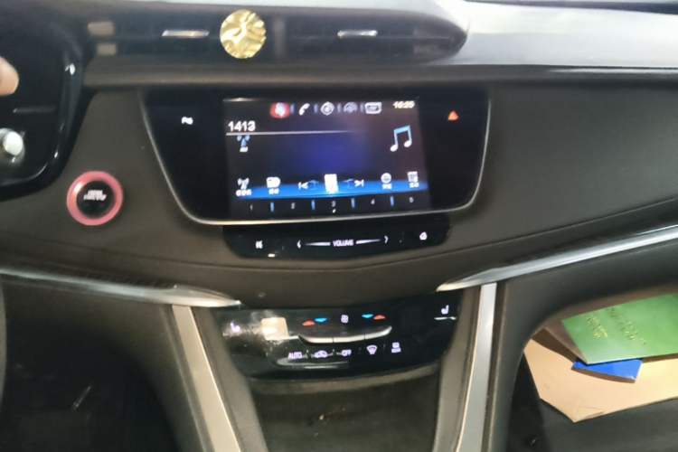 Used Cadillac XT5 2016 25T Luxury Model Audio And AC Panel