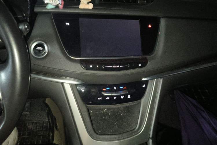 Used Cadillac XT5 2016 25T Luxury Model Audio And AC Panel