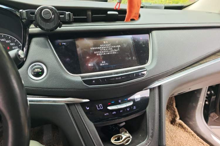 Used Cadillac XT5 2016 25T Luxury Model Audio And AC Panel