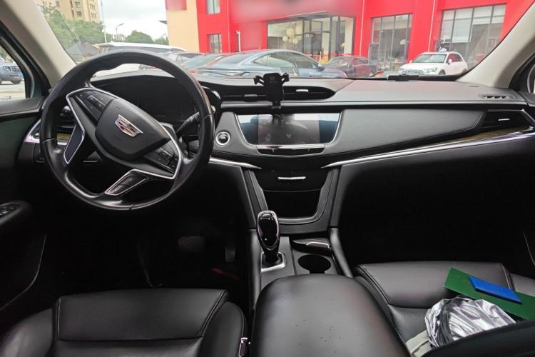 Used Cadillac XT5 2016 25T Luxury Model Center Console