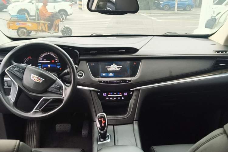 Used Cadillac XT5 2016 25T Luxury Model Center Console