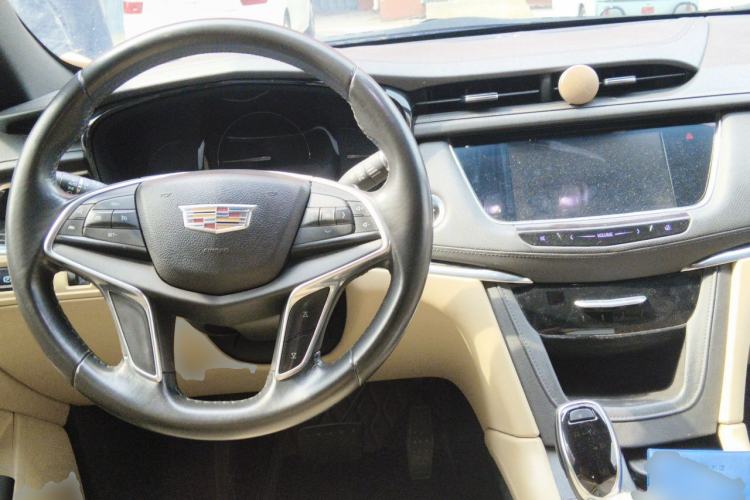 Used Cadillac XT5 2016 28T Four-Wheel Drive Tech Version Center Console