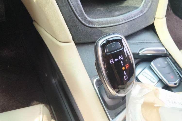 Used Cadillac XT5 2016 28T Four-Wheel Drive Tech Version Gear Lever