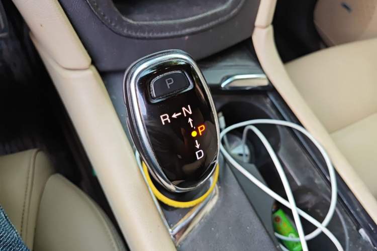 Used Cadillac XT5 2016 28T Four-Wheel Drive Tech Version Gear Lever