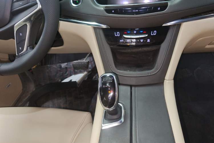Used Cadillac XT5 2016 25T Tech Edition Gear Lever