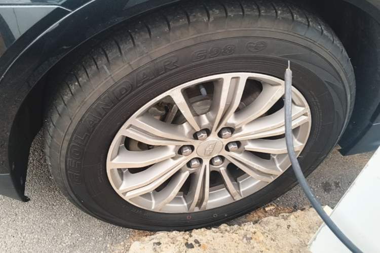 Used Cadillac XT5 2016 25T Luxury Model Left Front Wheel Hub