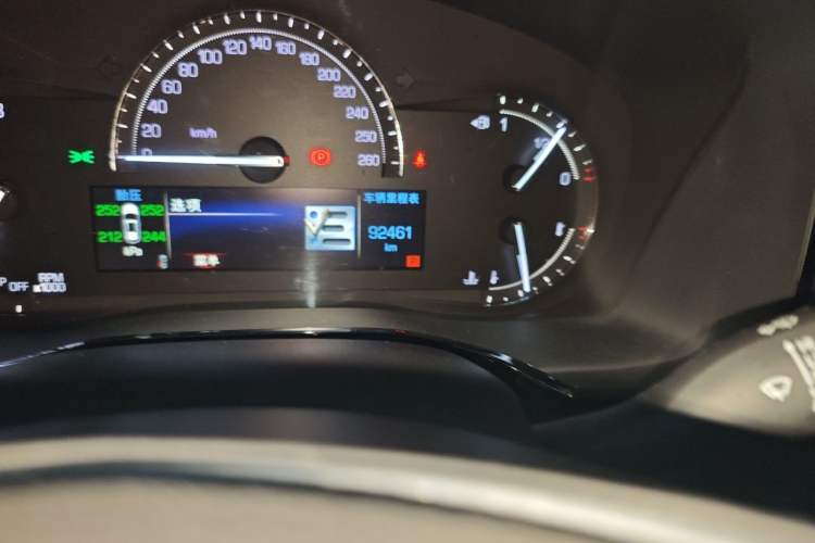 Used Cadillac XT5 2016 25T Tech Edition Odometer Close Up