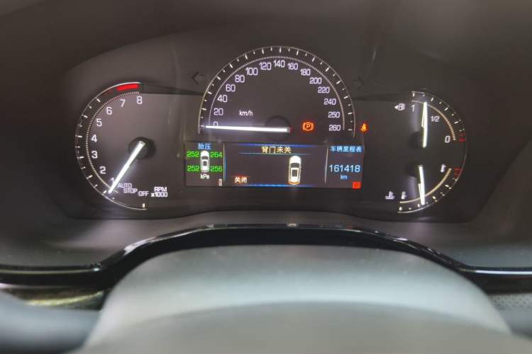 Used Cadillac XT5 2016 25T Luxury Model Odometer Close Up