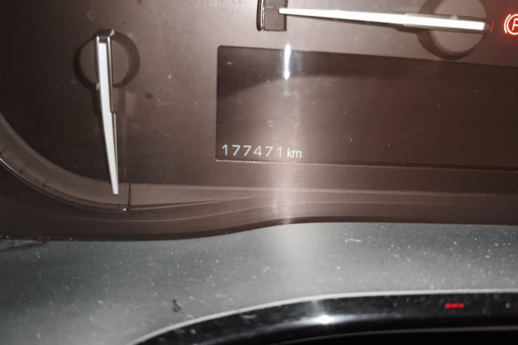 Used Cadillac XT5 2016 25T Luxury Model Odometer Close Up