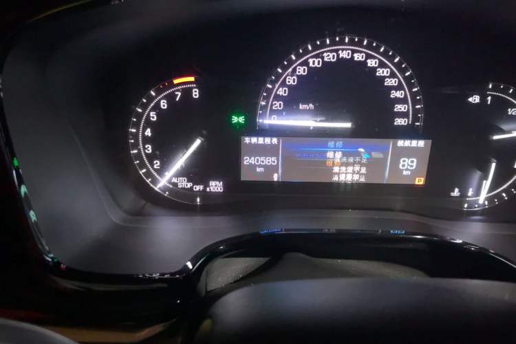 Used Cadillac XT5 2016 25T Tech Edition Odometer Close Up