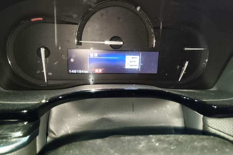 Used Cadillac XT5 2016 25T Luxury Model Odometer Close Up