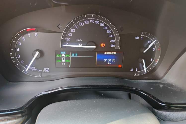 Used Cadillac XT5 2016 28T Four-Wheel Drive Tech Version Odometer Close Up
