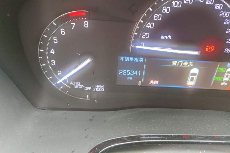 Used Cadillac XT5 2016 25T Luxury Model Odometer Close Up