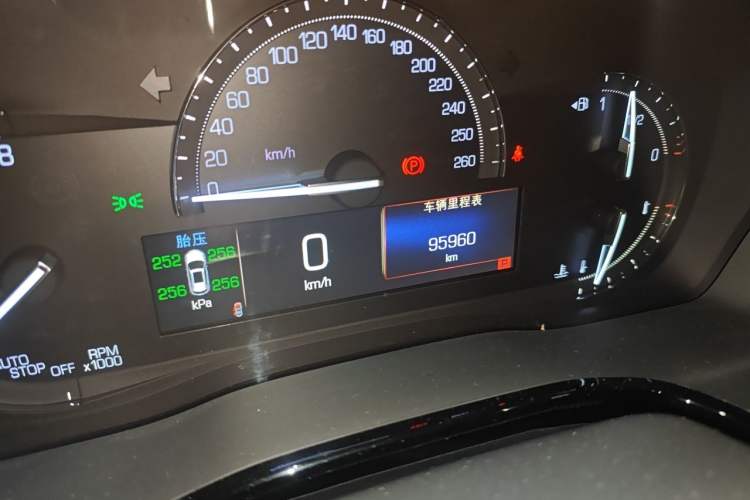 Used Cadillac XT5 2016 25T Luxury Model Odometer Close Up