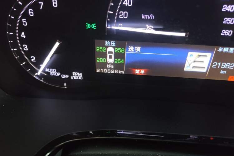 Used Cadillac XT5 2016 25T Luxury Model Odometer Close Up