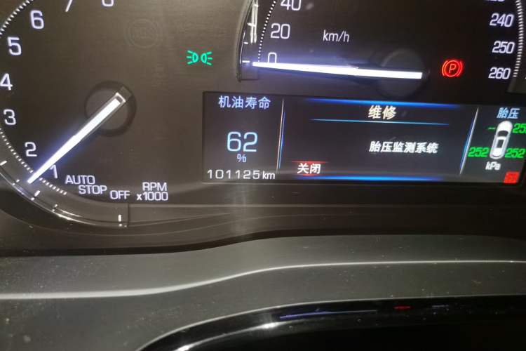 Used Cadillac XT5 2016 25T Luxury Model Odometer Close Up