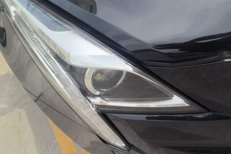 Used Cadillac XT5 2016 28T Four-Wheel Drive Tech Version Right Front Headlight