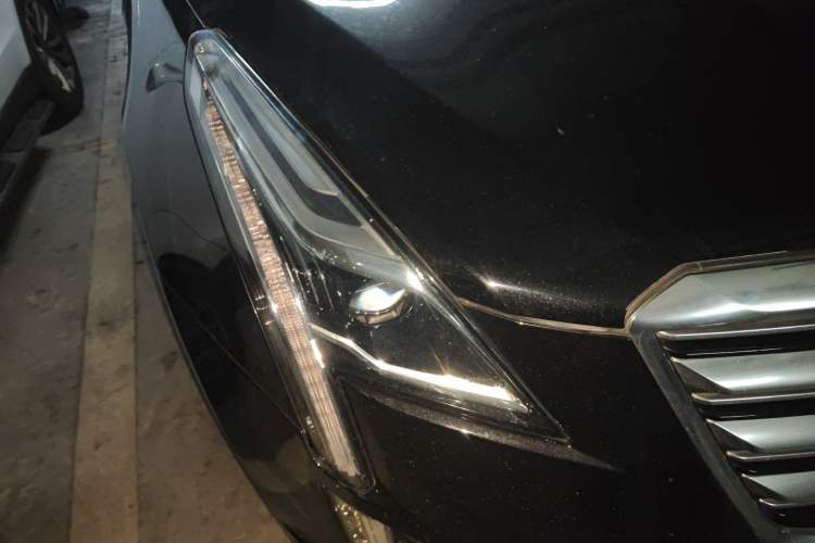 Used Cadillac XT5 2016 28T Four-Wheel Drive Luxury Model Right Front Headlight