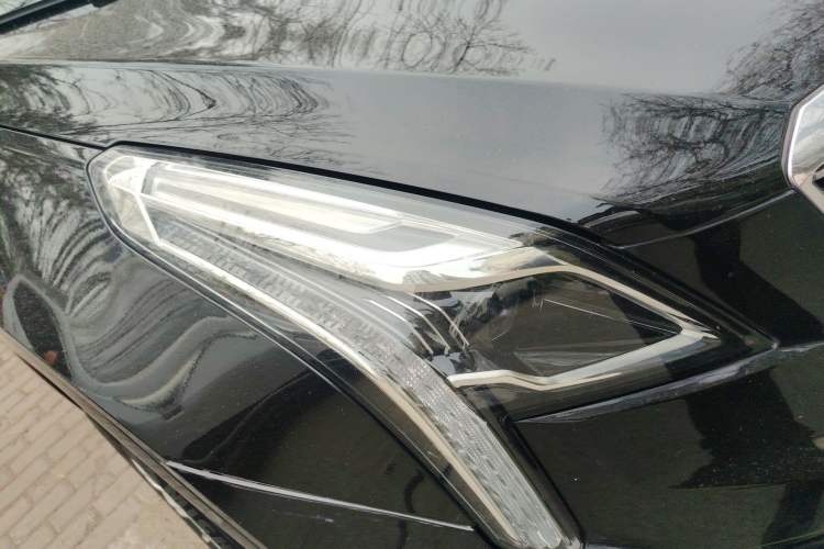 Used Cadillac XT5 2016 28T Four-Wheel Drive Luxury Model Right Front Headlight