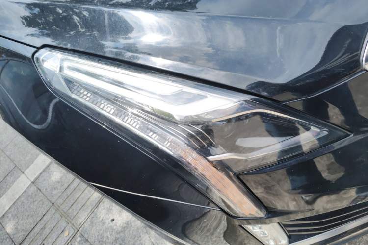 Used Cadillac XT5 2016 28T Four-Wheel Drive Luxury Model Right Front Headlight