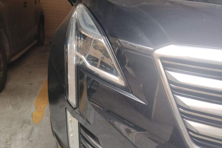 Used Cadillac XT5 2016 28T Four-Wheel Drive Luxury Model Right Front Headlight
