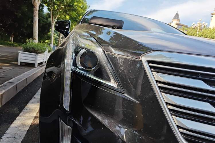 Used Cadillac XT5 2016 28T Four-Wheel Drive Tech Version Right Front Headlight