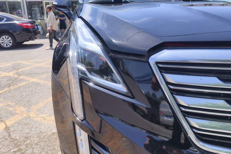 Used Cadillac XT5 2016 28T Four-Wheel Drive Luxury Model Right Front Headlight