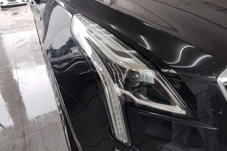 Used Cadillac XT5 2016 28T Four-Wheel Drive Luxury Model Right Front Headlight