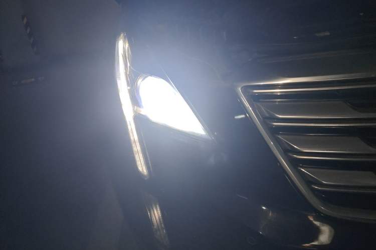 Used Cadillac XT5 2016 25T Luxury Model Right Front Headlight
