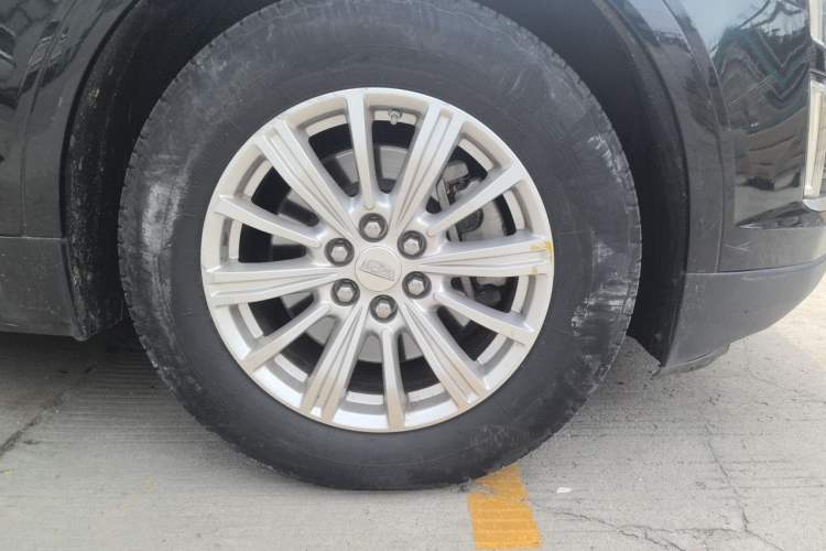 Used Cadillac XT5 2016 28T Four-Wheel Drive Tech Version Right Front Wheel Hub