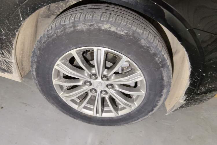 Used Cadillac XT5 2016 25T Luxury Model Right Front Wheel Hub