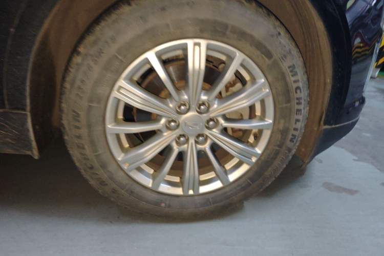 Used Cadillac XT5 2016 25T Tech Edition Right Front Wheel Hub