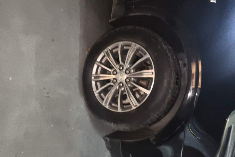 Used Cadillac XT5 2016 28T Four-Wheel Drive Luxury Model Right Front Wheel Hub
